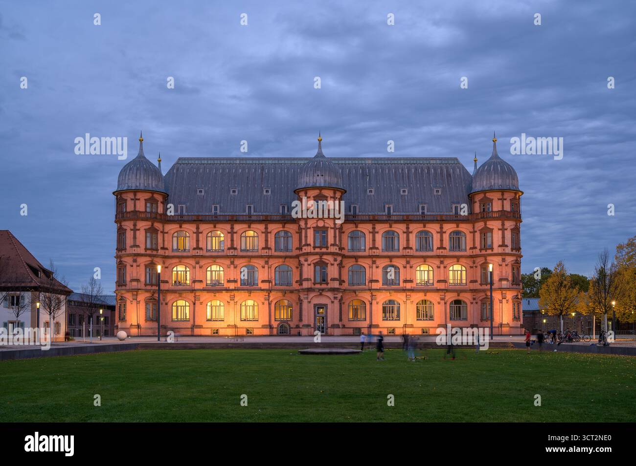 Karlsruhe, Deutschland - 25. Oktober 2020: Schloss Gottesaue in Karlsruhe erstrahlt im Abendlicht und zeigt seine Renaissance-Architektur Stockfoto