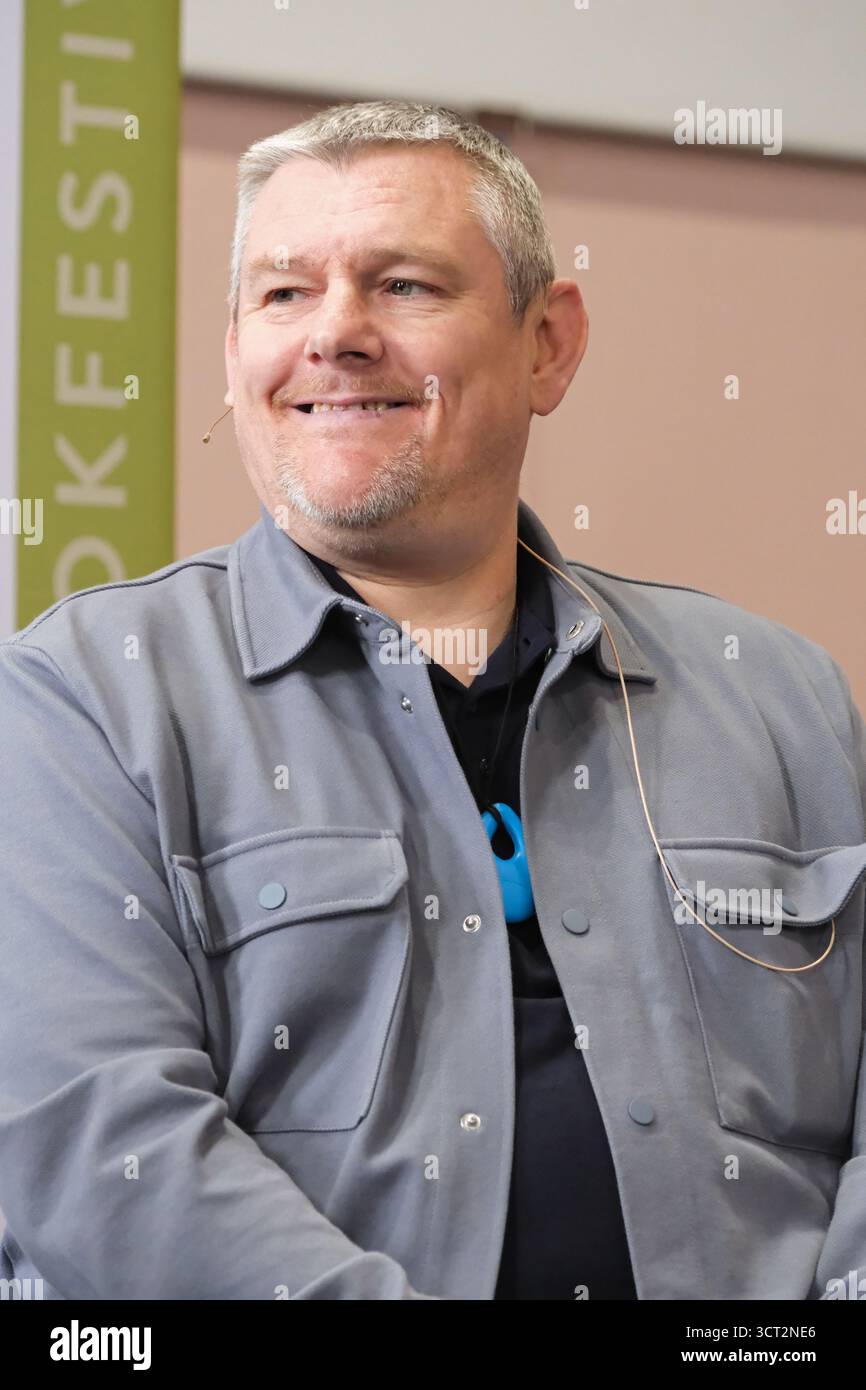 Wigtown Book Festival, Wigtown, Galloway, Schottland – Samstag, den 4. Oktober 2025 – John Davidson spricht über seine Memoiren Ich schwöre, mit dem Tourette-Syndrom leben und Botschafter für die Krankheit werden – das Buchfestival wird bis Sonntag, den 5. Oktober 2025 fortgesetzt. Foto Steven May / Alamy Live News Stockfoto