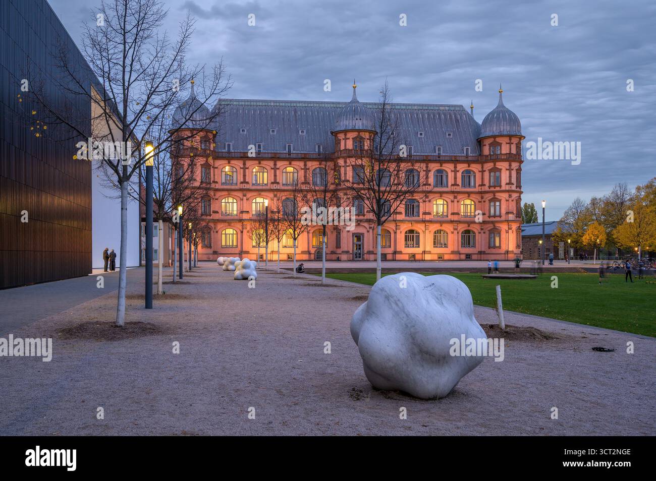 Karlsruhe, Deutschland - 25. Oktober 2020: Schloss Gottesaue in Karlsruhe erstrahlt im Abendlicht und zeigt seine Renaissance-Architektur Stockfoto