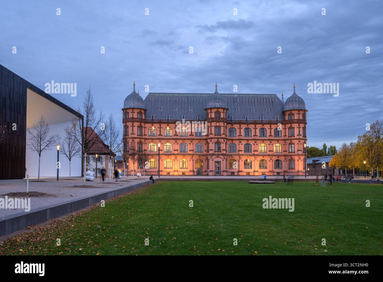 Karlsruhe, Deutschland - 25. Oktober 2020: Schloss Gottesaue in Karlsruhe erstrahlt im Abendlicht und zeigt seine Renaissance-Architektur Stockfoto