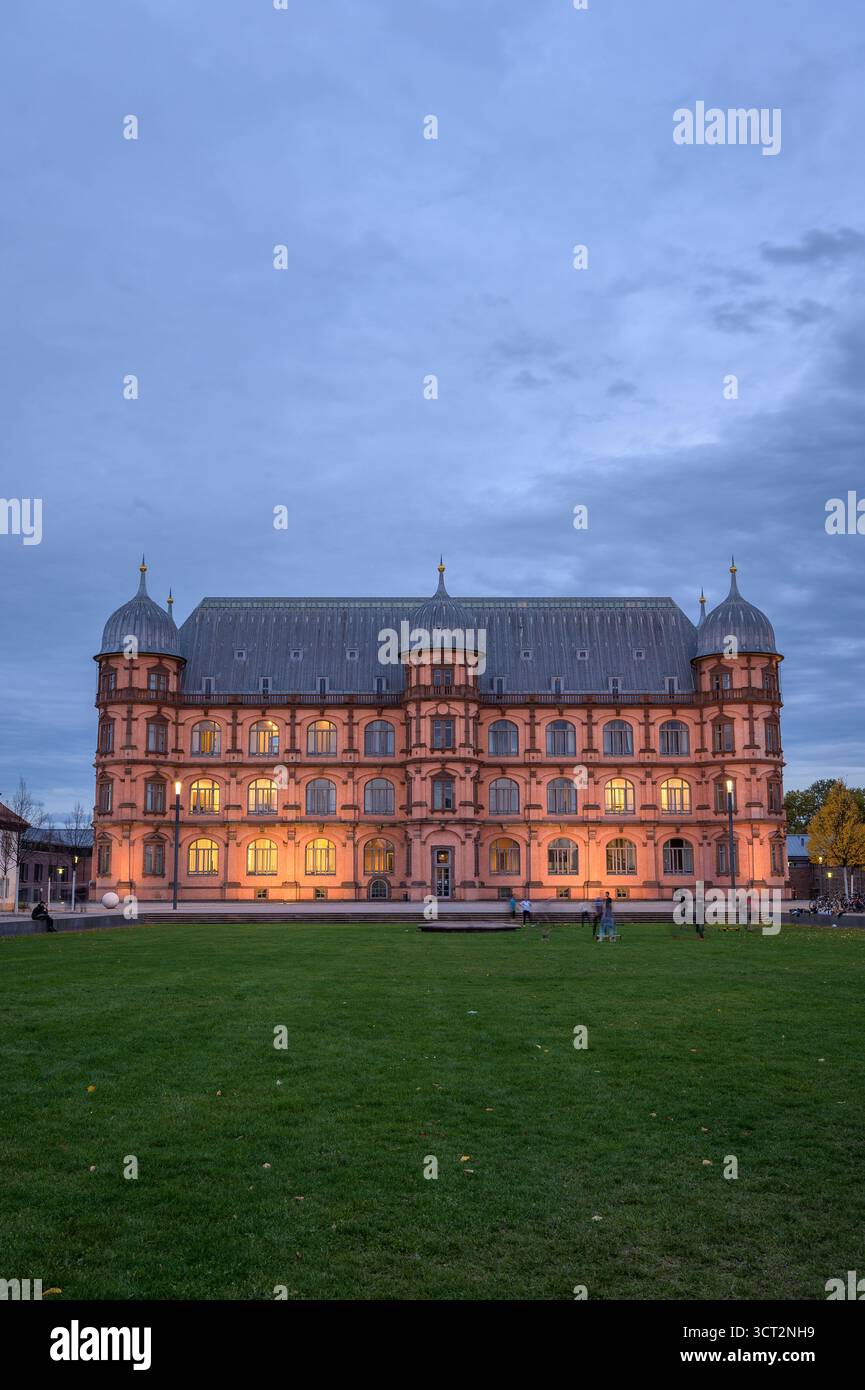 Karlsruhe, Deutschland - 25. Oktober 2020: Schloss Gottesaue in Karlsruhe erstrahlt im Abendlicht und zeigt seine Renaissance-Architektur Stockfoto