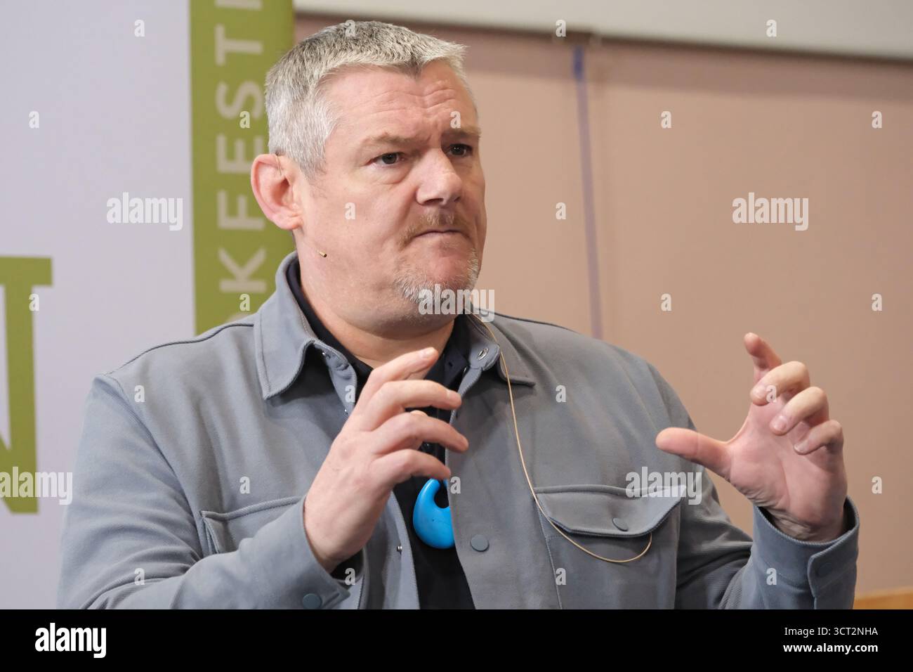 Wigtown Book Festival, Wigtown, Galloway, Schottland – Samstag, den 4. Oktober 2025 – John Davidson spricht über seine Memoiren Ich schwöre, mit dem Tourette-Syndrom leben und Botschafter für die Krankheit werden – das Buchfestival wird bis Sonntag, den 5. Oktober 2025 fortgesetzt. Foto Steven May / Alamy Live News Stockfoto