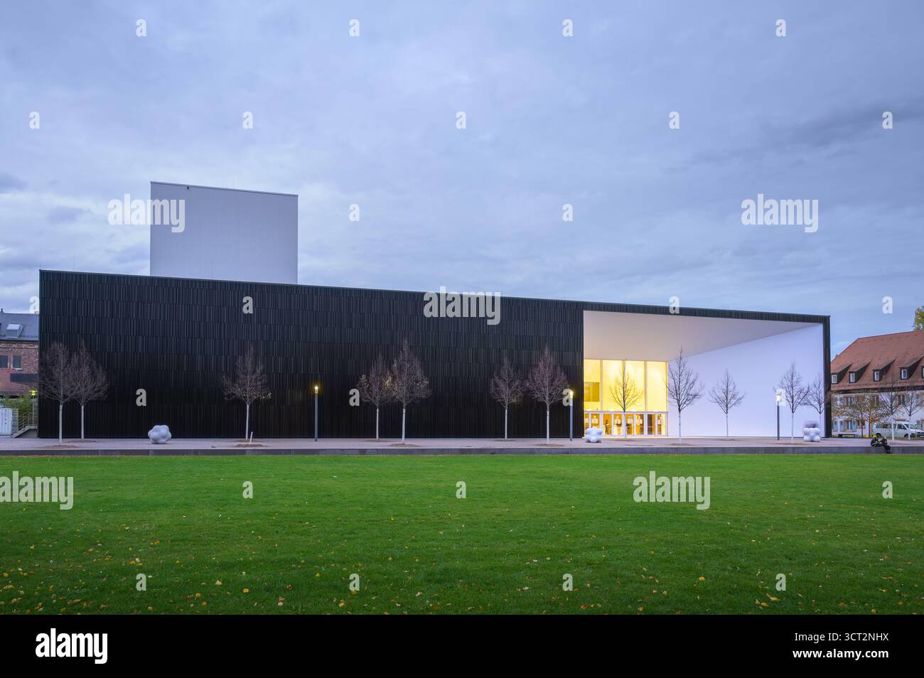 Karlsruhe, Deutschland - 25. Oktober 2020: Das Wolfgang Rihm Forum erstrahlt hell am Abendhimmel von Karlsruhe Stockfoto