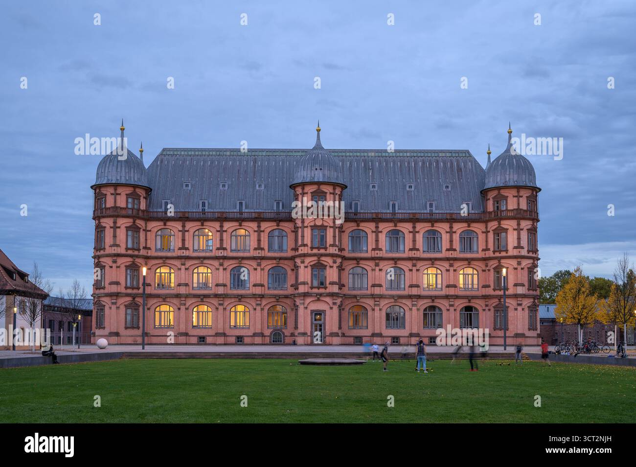 Karlsruhe, Deutschland - 25. Oktober 2020: Schloss Gottesaue in Karlsruhe erstrahlt im Abendlicht und zeigt seine Renaissance-Architektur Stockfoto