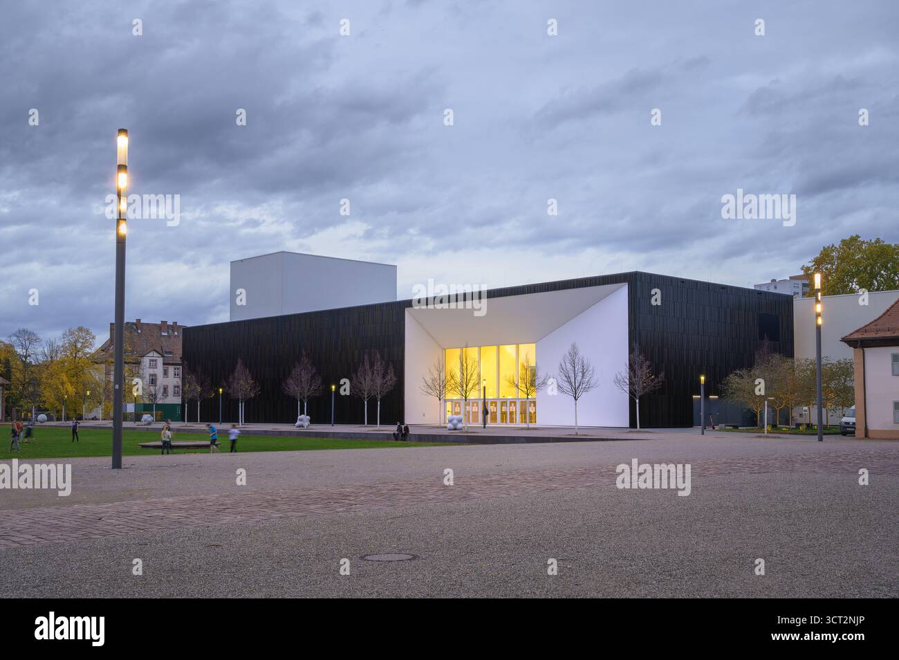 Karlsruhe, Deutschland - 25. Oktober 2020: Das Wolfgang Rihm Forum erstrahlt hell am Abendhimmel von Karlsruhe Stockfoto