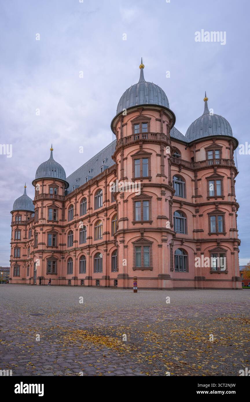 Karlsruhe, Deutschland - 25. Oktober 2020: Erkundung der eleganten Architektur des Schlosses Gottesaue in Karlsruhe im Herbst Stockfoto