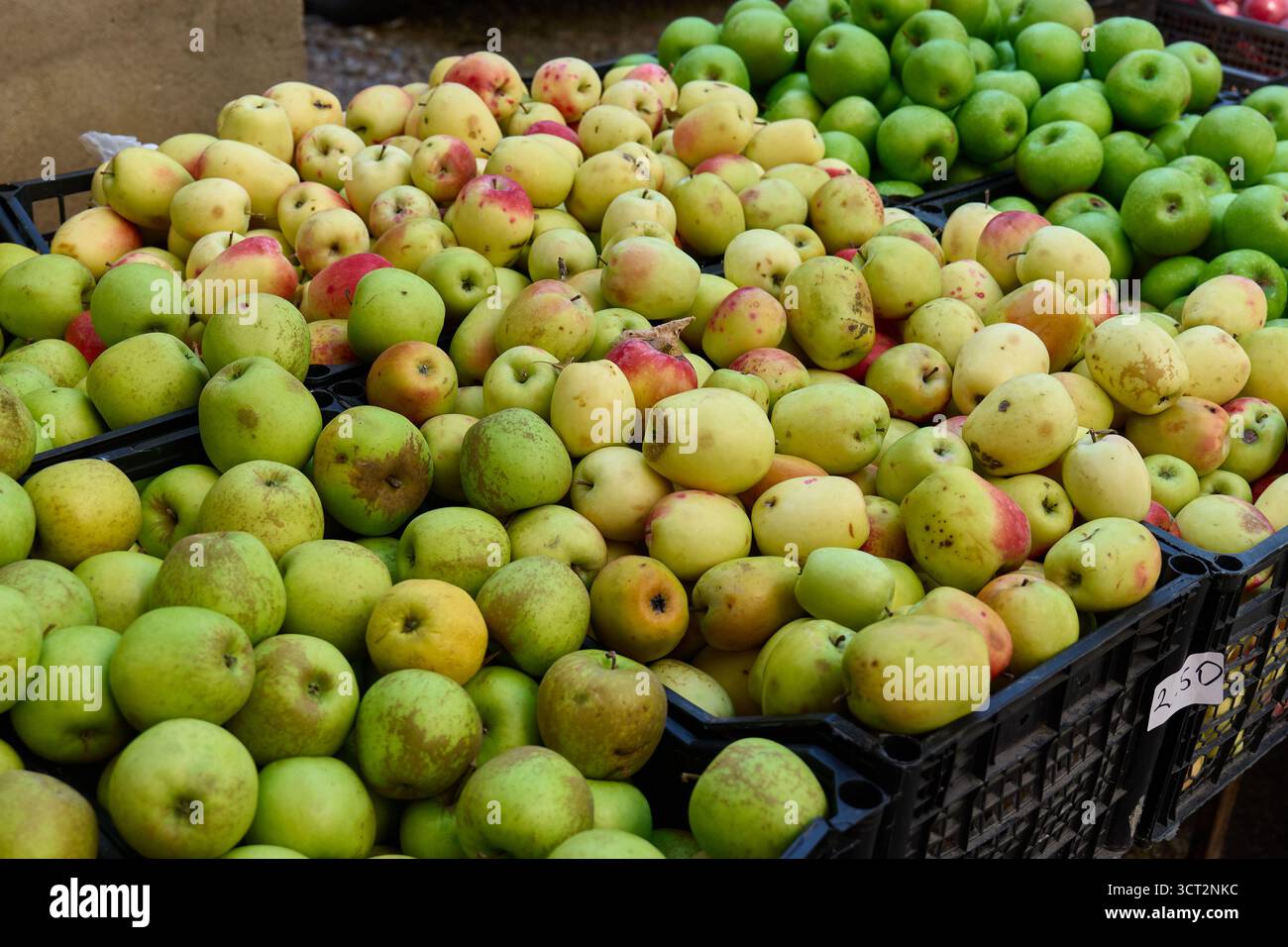Bunte Äpfel in Körben auf dem Markt angeordnet Stockfoto