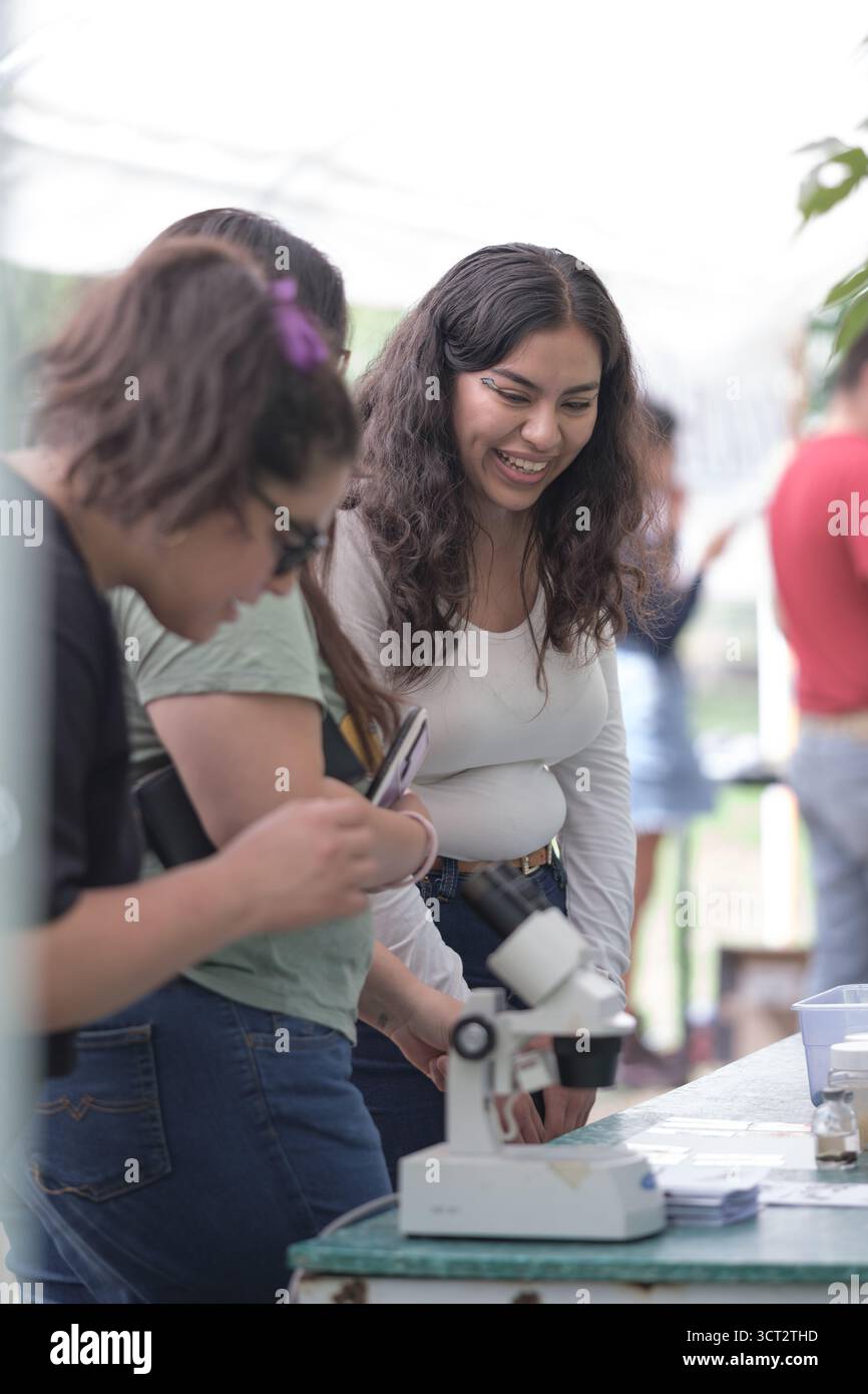 Mexikanerin besucht eine Wissenschaftsausstellung Stockfoto