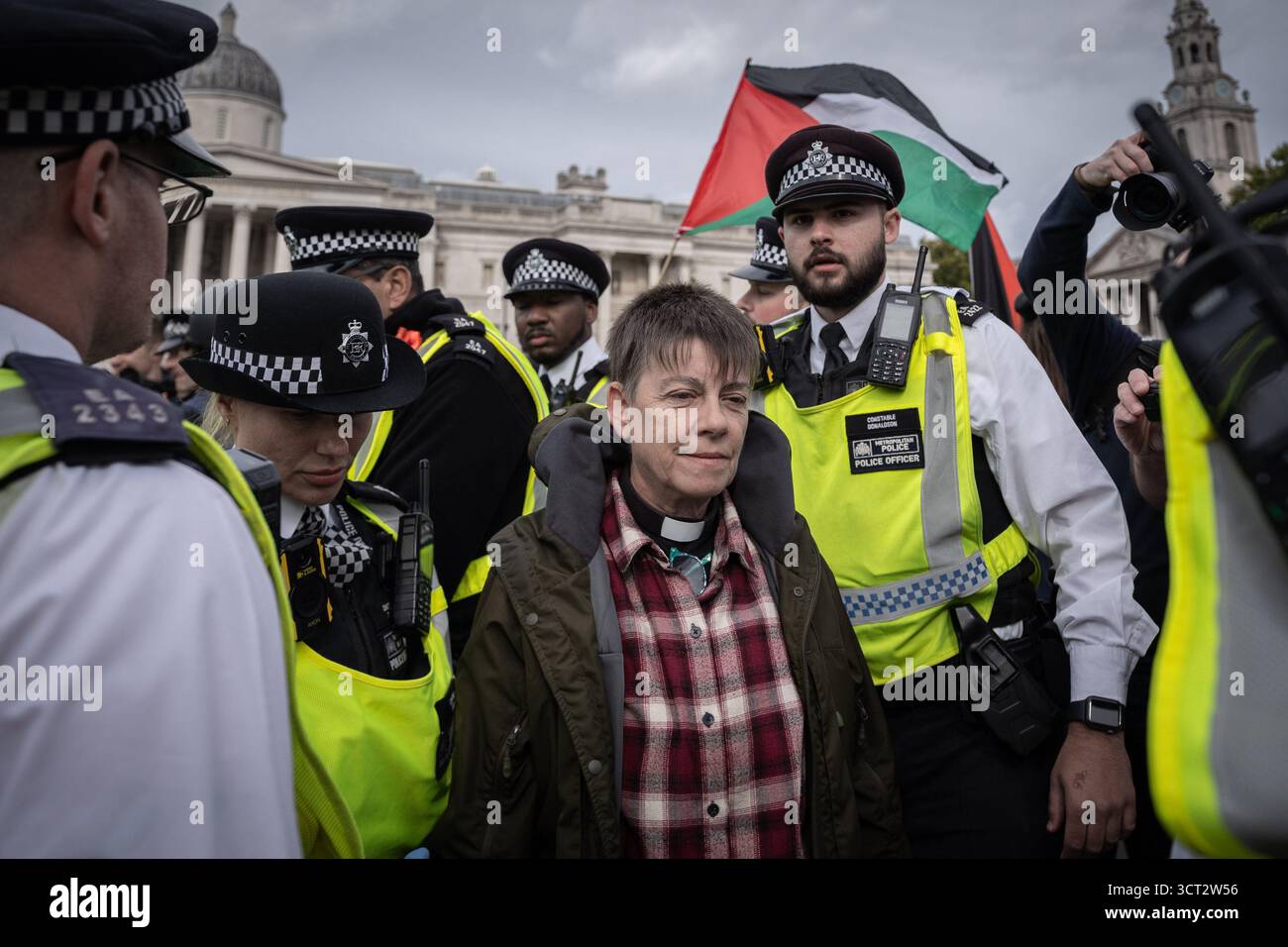 London, Großbritannien. Oktober 2025. Ein Mitglied des Klerus wird auf dem Trafalgar Square verhaftet, als Hunderte sich zu weiteren Protesten gegen die „Palästinensische Aktion“ versammeln, da die Gruppe als terroristische Organisation verboten wurde. Organisiert von der Kampagnengruppe „Defect our Jurys“, die Anfang dieser Woche angekündigt hat, dass die Veranstaltung trotz Anfragen und Warnungen der Polizei stattfinden werde. Das Verbot bedeutet, dass die Mitgliedschaft oder Unterstützung für die Palästinensische Aktion eine Straftat darstellt, die nach dem Terrorismusgesetz von 2000 mit bis zu 14 Jahren Gefängnis geahndet wird. Guy Corbishley/Alamy Live News Stockfoto
