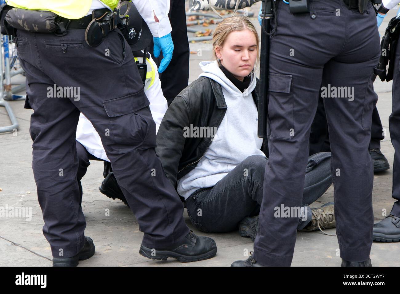 Trafalgar Square, London, Großbritannien. Oktober 2025. Heben Sie das Verbot der Palästinensischen Aktion auf, verteidigen Sie unsere Geschworenen auf dem Trafalgar Square. Es finden viele Festnahmen statt. Quelle: Matthew Chattle/Alamy Live News Stockfoto Trafalgar Square, London, Großbritannien. Oktober 2025. Heben Sie das Verbot der Palästinensischen Aktion auf, verteidigen Sie unsere Geschworenen auf dem Trafalgar Square. Es finden viele Festnahmen statt. Quelle: Matthew Chattle/Alamy Live News Stockfoto