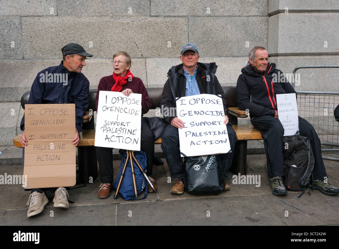 Trafalgar Square, London, Großbritannien. Oktober 2025. Heben Sie das Verbot der Palästinensischen Aktion auf, verteidigen Sie unsere Geschworenen auf dem Trafalgar Square. Es finden viele Festnahmen statt. Quelle: Matthew Chattle/Alamy Live News Stockfoto Trafalgar Square, London, Großbritannien. Oktober 2025. Heben Sie das Verbot der Palästinensischen Aktion auf, verteidigen Sie unsere Geschworenen auf dem Trafalgar Square. Es finden viele Festnahmen statt. Quelle: Matthew Chattle/Alamy Live News Stockfoto