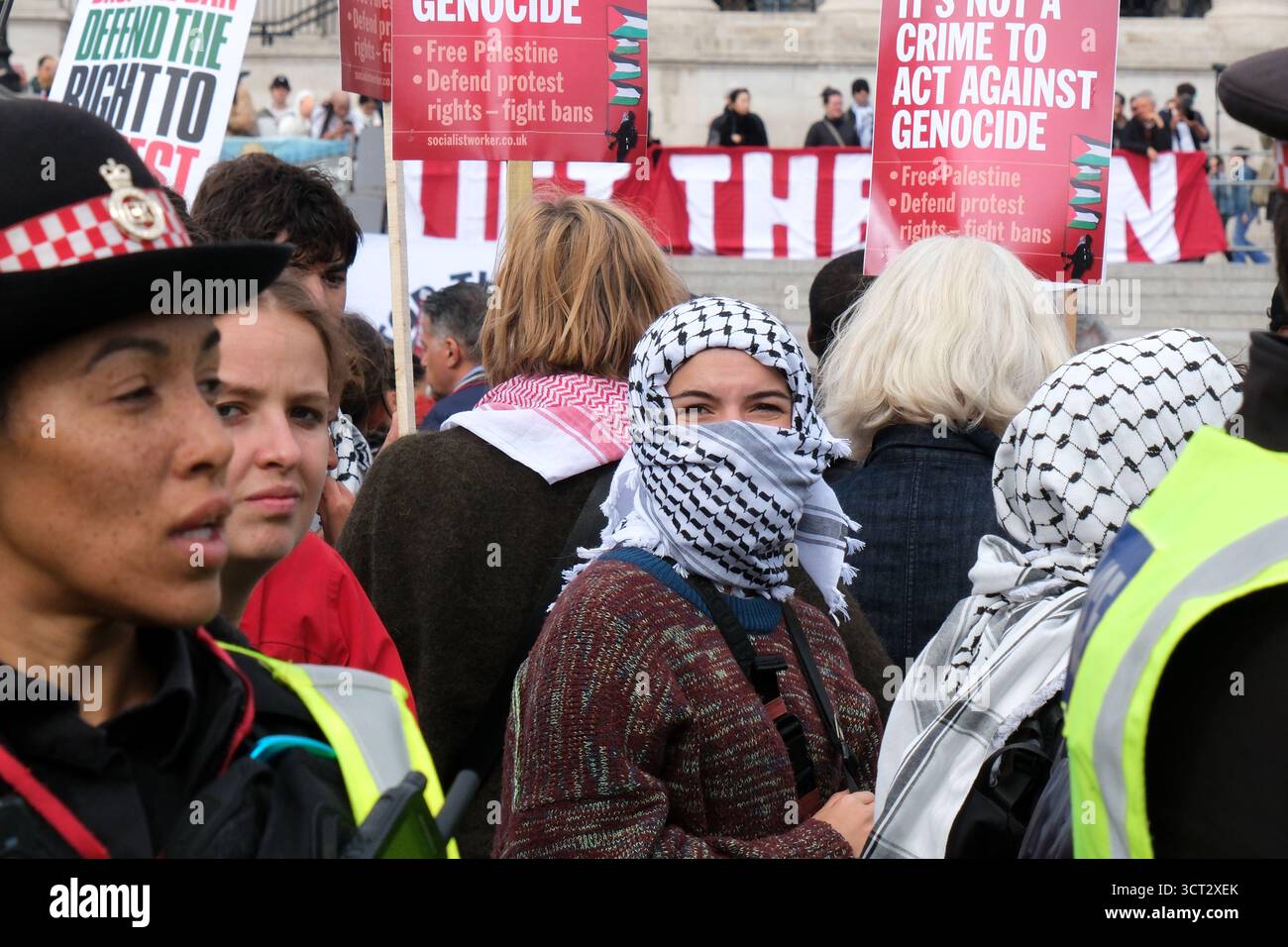 Trafalgar Square, London, Großbritannien. Oktober 2025. Heben Sie das Verbot der Palästinensischen Aktion auf, verteidigen Sie unsere Geschworenen auf dem Trafalgar Square. Es finden viele Festnahmen statt. Quelle: Matthew Chattle/Alamy Live News Stockfoto Trafalgar Square, London, Großbritannien. Oktober 2025. Heben Sie das Verbot der Palästinensischen Aktion auf, verteidigen Sie unsere Geschworenen auf dem Trafalgar Square. Es finden viele Festnahmen statt. Quelle: Matthew Chattle/Alamy Live News Stockfoto