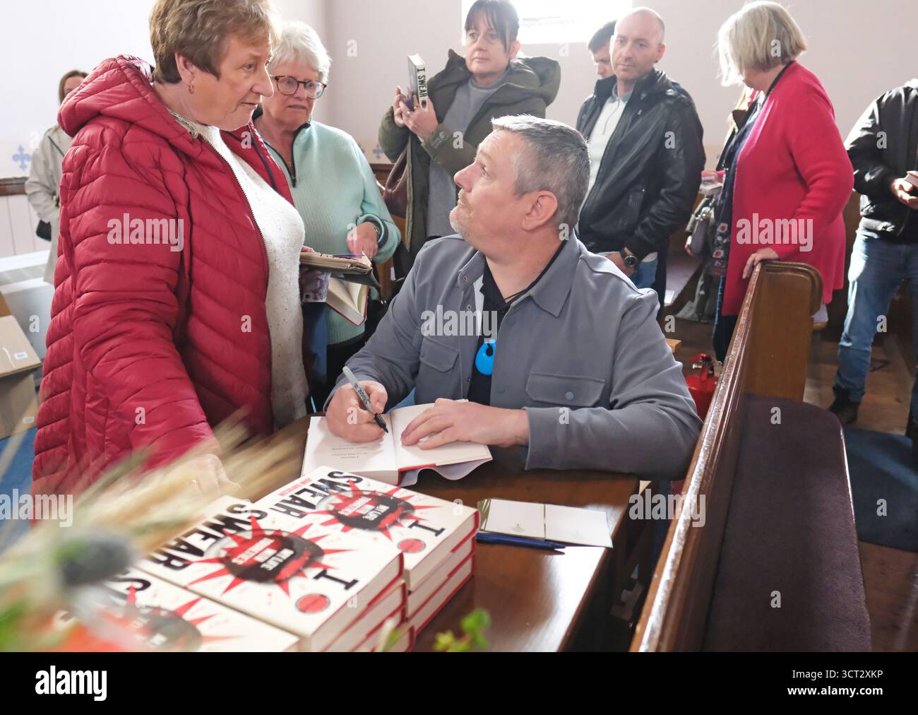Wigtown Book Festival, Wigtown, Galloway, Schottland – Samstag, den 4. Oktober 2025 – John Davidson unterzeichnet Kopien seiner Memoiren, I schwar, über das Leben mit dem Tourette-Syndrom und das werden eines Botschafters für die Krankheit – das Buchfestival wird bis Sonntag, den 5. Oktober 2025 fortgesetzt. Foto Steven May / Alamy Live News Stockfoto
