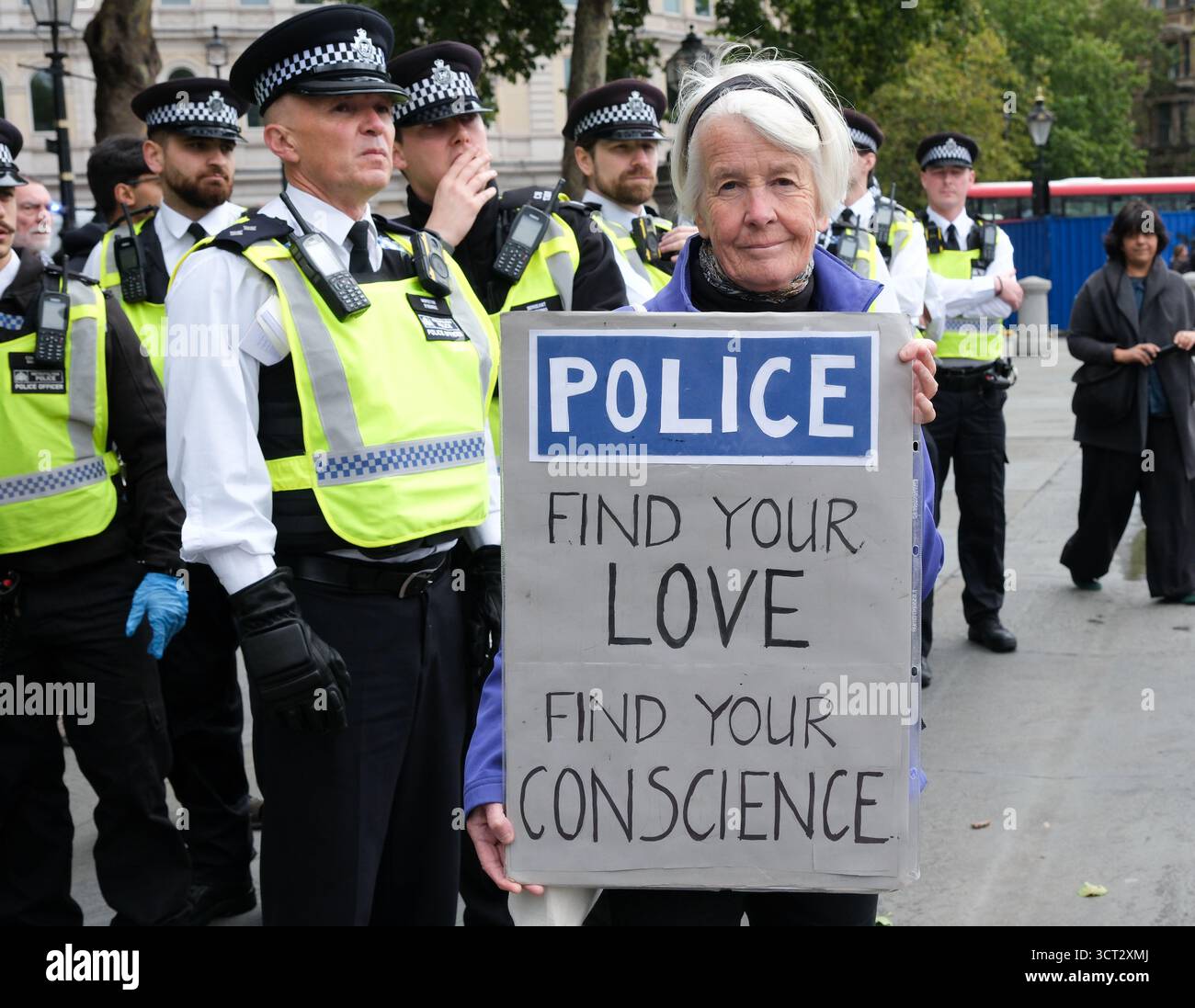 Trafalgar Square, London, Großbritannien. Oktober 2025. Heben Sie das Verbot der Palästinensischen Aktion auf, verteidigen Sie unsere Geschworenen auf dem Trafalgar Square. Es finden viele Festnahmen statt. Quelle: Matthew Chattle/Alamy Live News Stockfoto Trafalgar Square, London, Großbritannien. Oktober 2025. Heben Sie das Verbot der Palästinensischen Aktion auf, verteidigen Sie unsere Geschworenen auf dem Trafalgar Square. Es finden viele Festnahmen statt. Quelle: Matthew Chattle/Alamy Live News Stockfoto