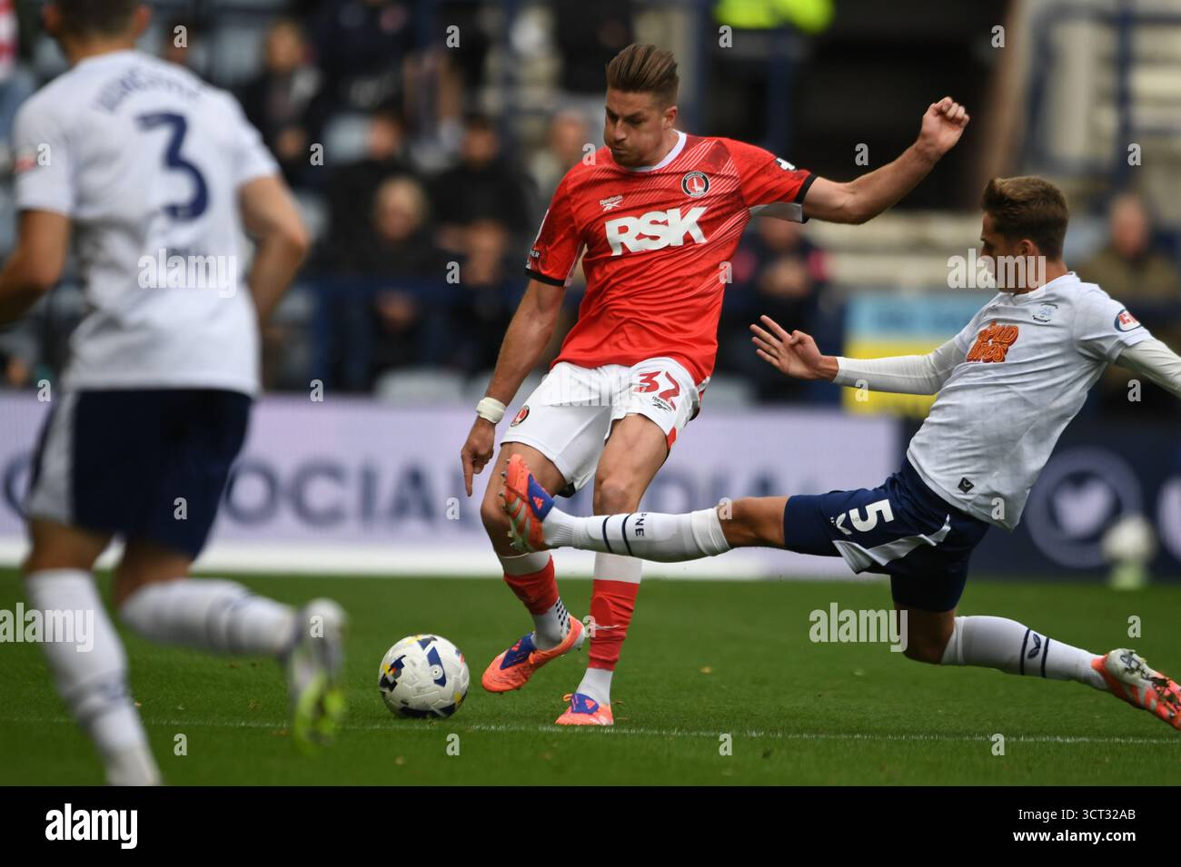 Preston, England. Oktober 2025. Reece Burke wird von Harrison Armstrong während der Sky Bet EFL Championship zwischen Preston North End und Charlton Athletic im Deepdale Stadium in Preston angegriffen. Kyle Andrews/Alamy Live News Stockfoto