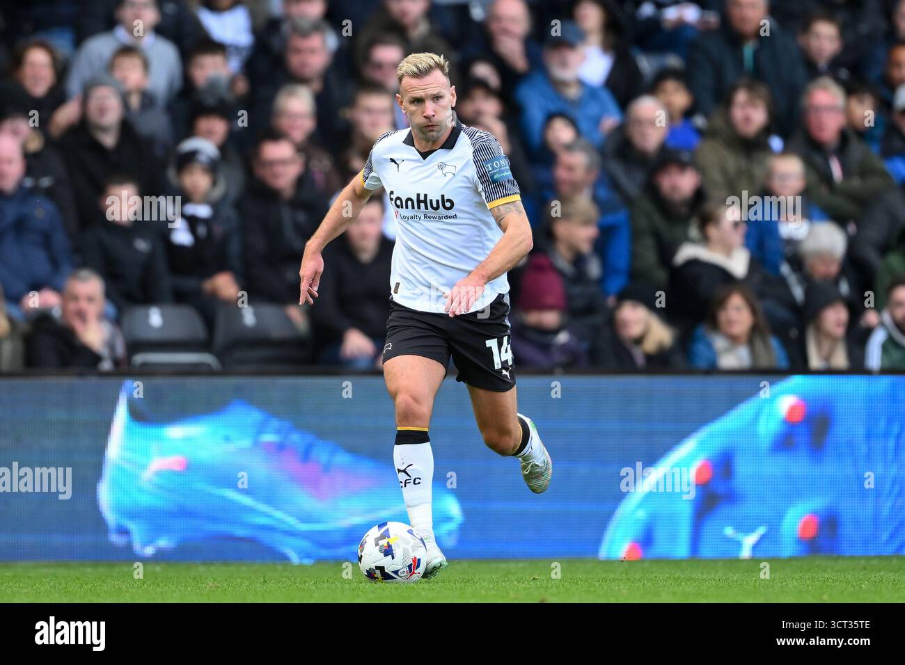 Pride Park, Derby am Samstag, 4. Oktober 2025. Andreas Weimann aus Derby County im Einsatz während des Sky Bet Championship-Spiels zwischen Derby County und Southampton im Pride Park, Derby am Samstag, 4. Oktober 2025. (Foto: Jon Hobley | MI News) Credit: MI News & Sport /Alamy Live News Stockfoto