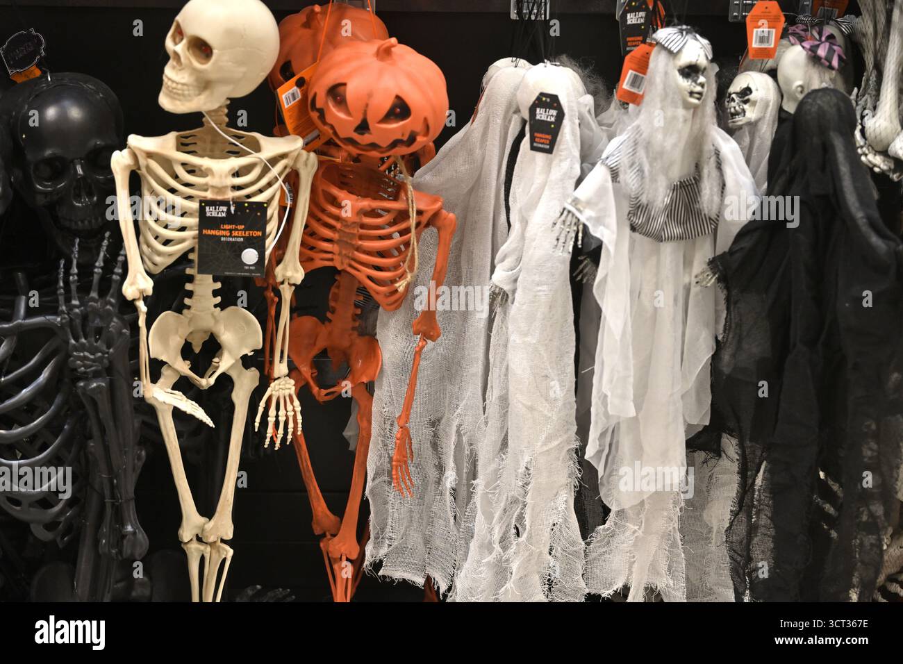 Halloween-Shop-Ausstellung, England, Großbritannien, mit Geistern, Skeletten Stockfoto