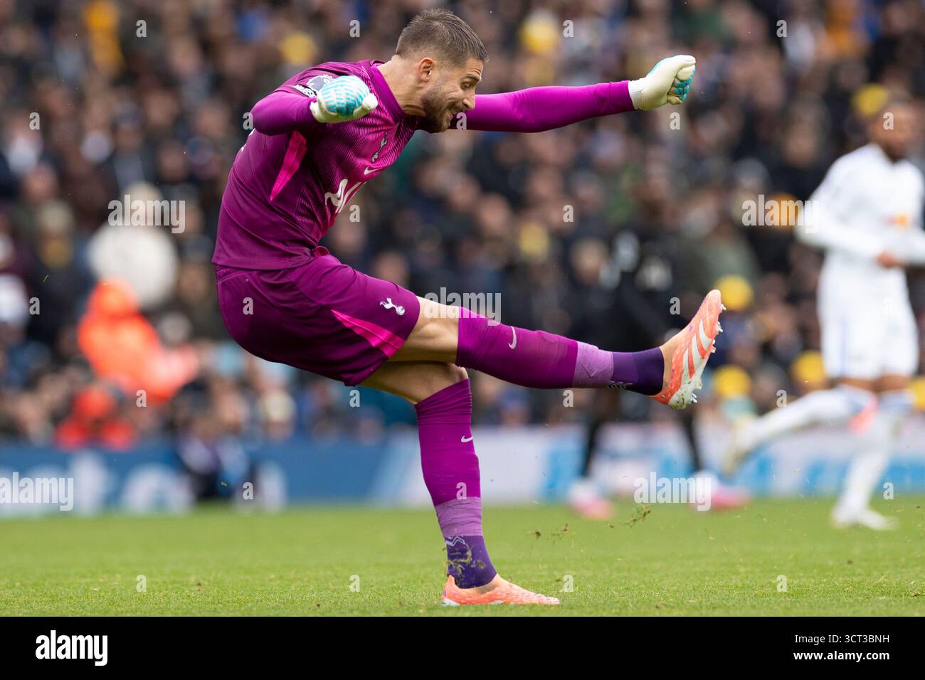 Guglielmo Vicario (1) von Tottenham Hotspur F.C. während des Premier League-Spiels zwischen Leeds United und Tottenham Hotspur in der Elland Road, Leeds am Samstag, 4. Oktober 2025. (Foto: Mike Morese | MI News) Credit: MI News & Sport /Alamy Live News Stockfoto