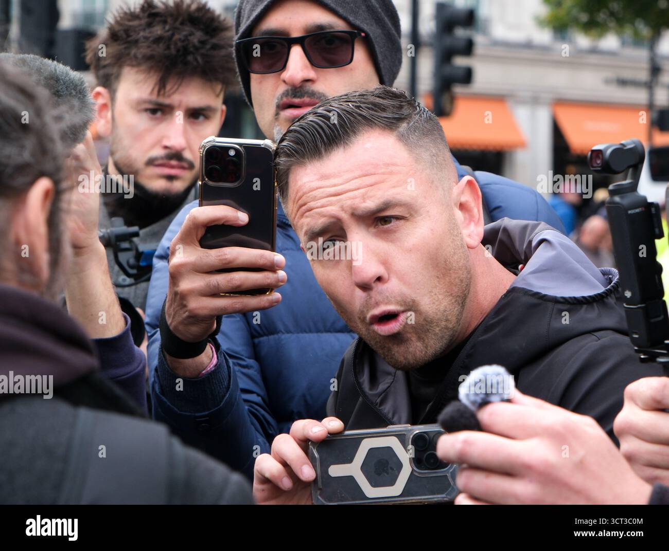 Trafalgar Square, London, Großbritannien. Oktober 2025. Heben Sie das Verbot der Palästinensischen Aktion auf, verteidigen Sie unsere Geschworenen auf dem Trafalgar Square. Es finden viele Festnahmen statt. Dannt Tommo [R]. Quelle: Matthew Chattle/Alamy Live News Stockfoto