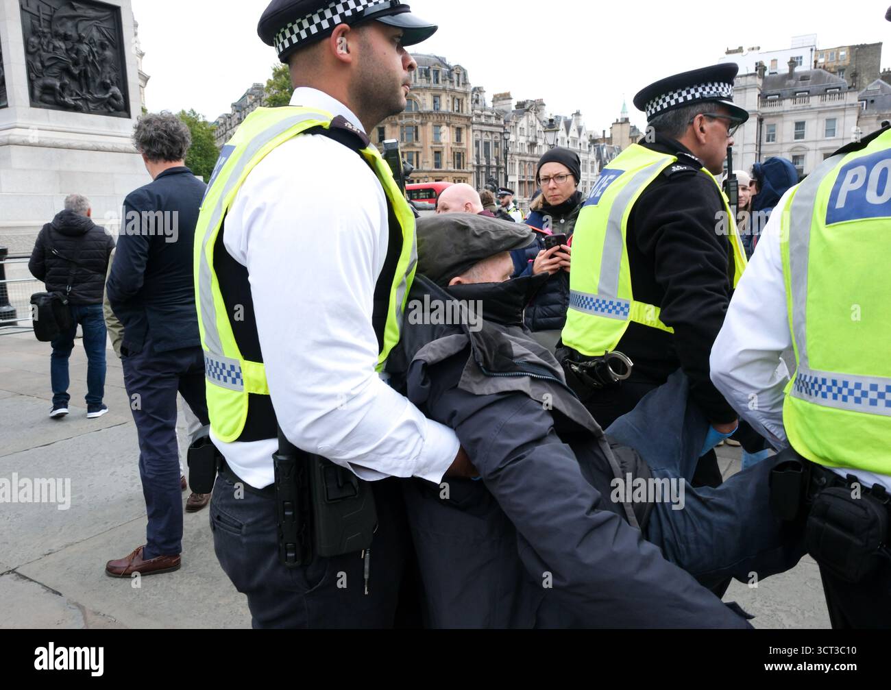Trafalgar Square, London, Großbritannien. Oktober 2025. Heben Sie das Verbot der Palästinensischen Aktion auf, verteidigen Sie unsere Geschworenen auf dem Trafalgar Square. Es finden viele Festnahmen statt. Quelle: Matthew Chattle/Alamy Live News Stockfoto Trafalgar Square, London, Großbritannien. Oktober 2025. Heben Sie das Verbot der Palästinensischen Aktion auf, verteidigen Sie unsere Geschworenen auf dem Trafalgar Square. Es finden viele Festnahmen statt. Quelle: Matthew Chattle/Alamy Live News Stockfoto