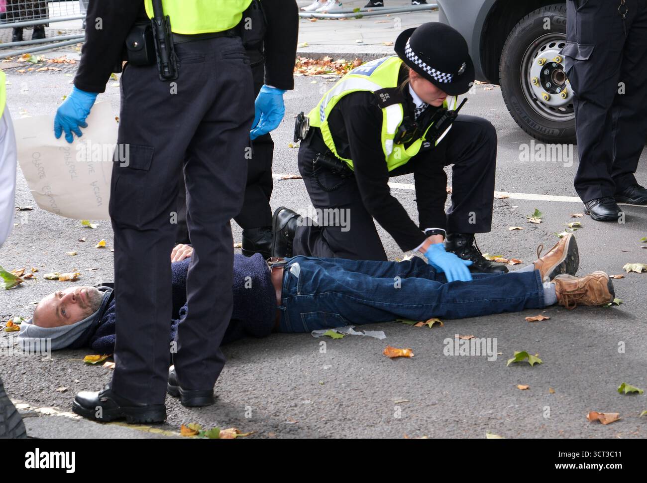 Trafalgar Square, London, Großbritannien. Oktober 2025. Heben Sie das Verbot der Palästinensischen Aktion auf, verteidigen Sie unsere Geschworenen auf dem Trafalgar Square. Es finden viele Festnahmen statt. Quelle: Matthew Chattle/Alamy Live News Stockfoto Trafalgar Square, London, Großbritannien. Oktober 2025. Heben Sie das Verbot der Palästinensischen Aktion auf, verteidigen Sie unsere Geschworenen auf dem Trafalgar Square. Es finden viele Festnahmen statt. Quelle: Matthew Chattle/Alamy Live News Stockfoto