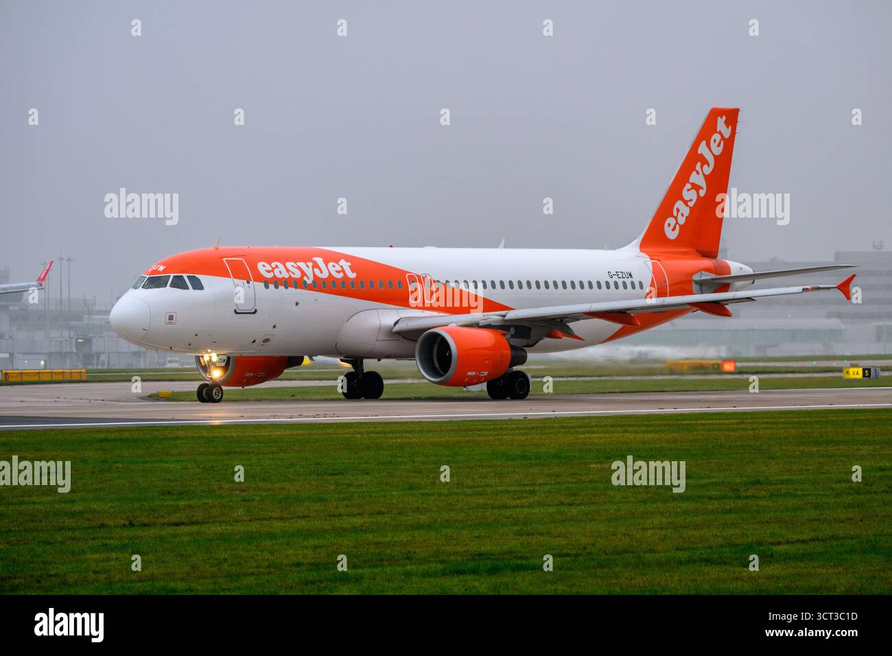 Manchester, England - 28. September 2025: EasyJet Airlines Airbus A321 bereitet sich auf den Abflug vom Flughafen Manchester vor Stockfoto