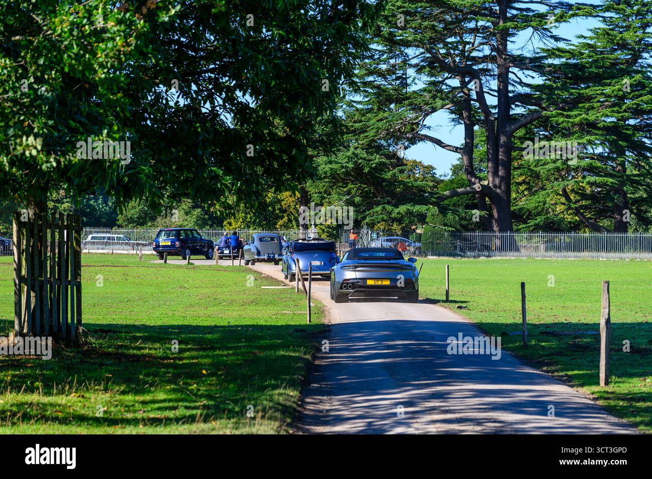 Ankunft in Hampton Court für den Concours of Elegance 2025 Stockfoto