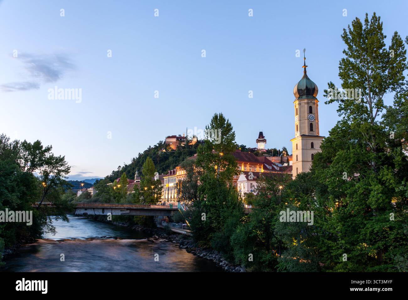 Graz, Österreich - 1. September 2025: Blick auf Graz mit Mur und Schlossberg von der Tegetthoff-Brücke Stockfoto