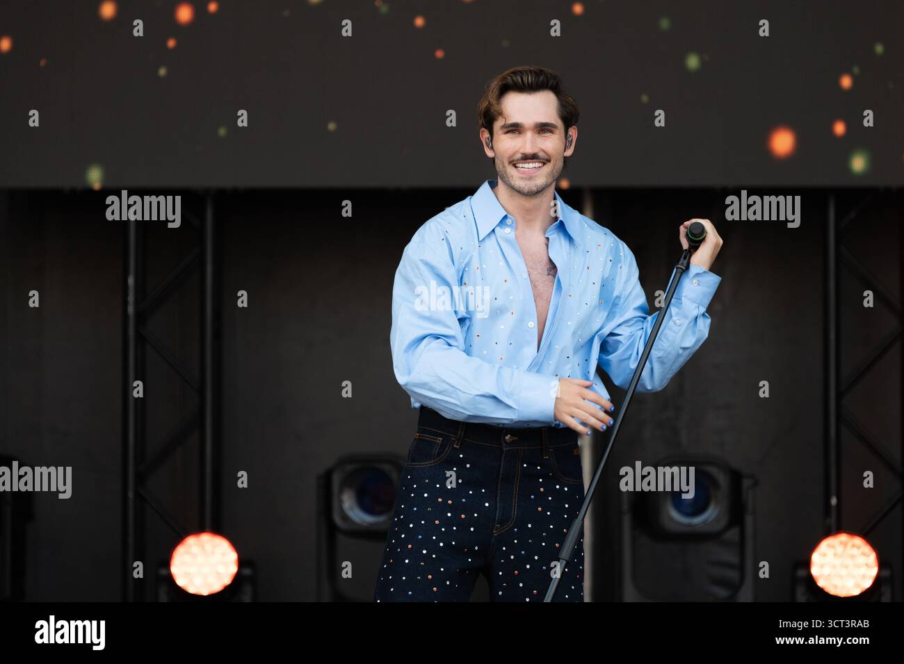 Moss Kena auf der Bühne des Stadtfestes 'Canaletto' in Dresden. Der britische Singer-Songwriter hält ein Mikrofon und lächelt. Stockfoto