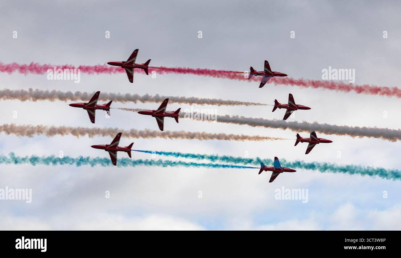 Duxford, Cambridgeshire, Großbritannien. Oktober 2025. Das RAF Aerobatic Team, die Red Arrows, führte spektakuläre Hochgeschwindigkeits-Gegnerpässe beim Duxford Flying Finale aus, der letzten öffentlichen Ausstellung der Flugsaison 2025. Dieses Manöver wird 5-4 Pass genannt, aber da ein Flugzeug aufgrund eines Wartungsproblems nicht angezeigt wurde, war dies ein spontaner 4-4 Pass! Quelle: Stuart Robertson/Alamy Live News. Stockfoto