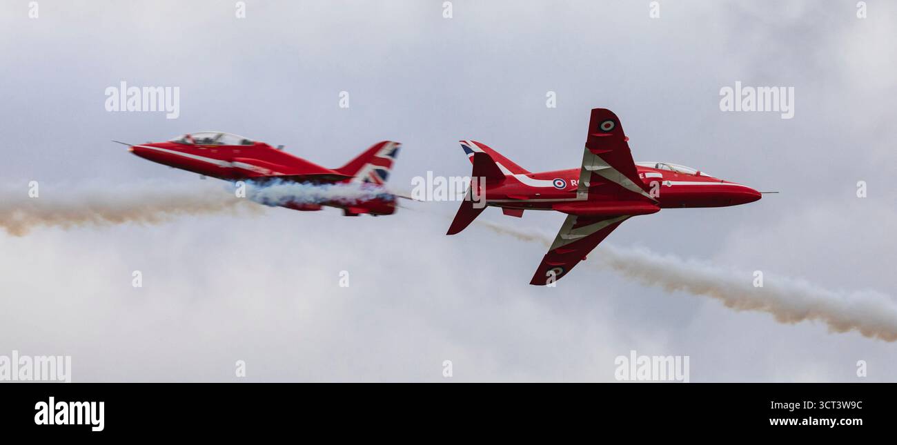 Duxford, Cambridgeshire, Großbritannien. Oktober 2025. Das RAF Aerobatic Team, die Red Arrows, führte spektakuläre Hochgeschwindigkeits-Gegnerpässe beim Duxford Flying Finale aus, der letzten öffentlichen Ausstellung der Flugsaison 2025. Starke Winde, die durch den Sturm aufgerissen wurden, zwangen Amy fast die Absage des Displays. Quelle: Stuart Robertson/Alamy Live News. Stockfoto