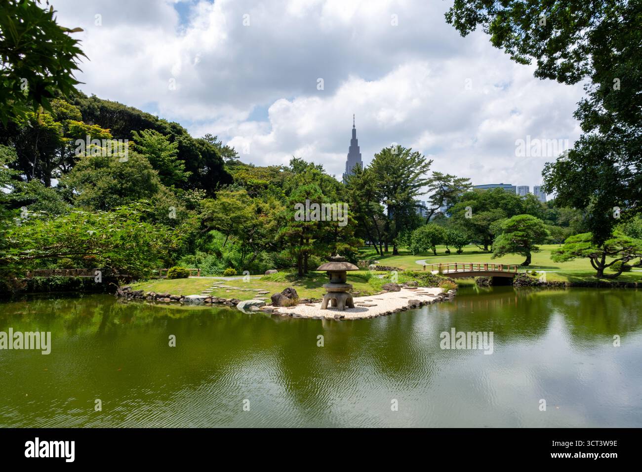 Tokio, Japan - 13. Juli 2025: Friedlicher Teich und traditionelle Gartenlandschaft in Shinjuku Gyoen Stockfoto