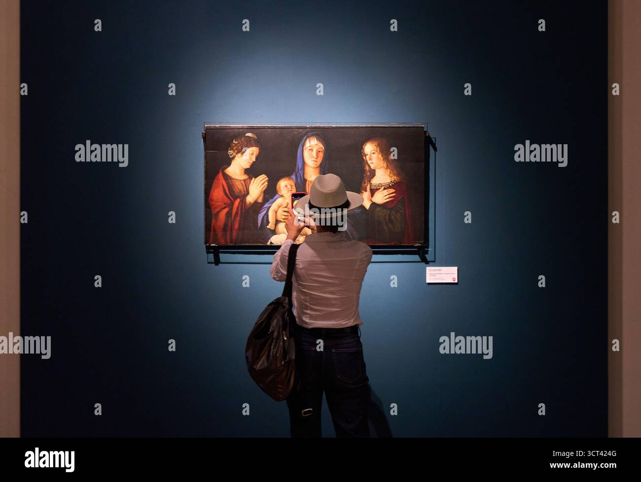 Frau, die ein Foto macht, Giovanni Bellini (Venezia, 1435 ca. - 1516), Madonna Col Bambino tra le sante Caterina e Maddalena, 1488 - 1490, Gallerie dell Stockfoto
