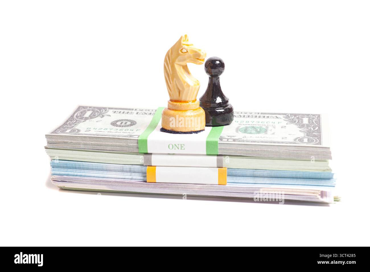 Schach mit einem Stapel Geld Stockfoto