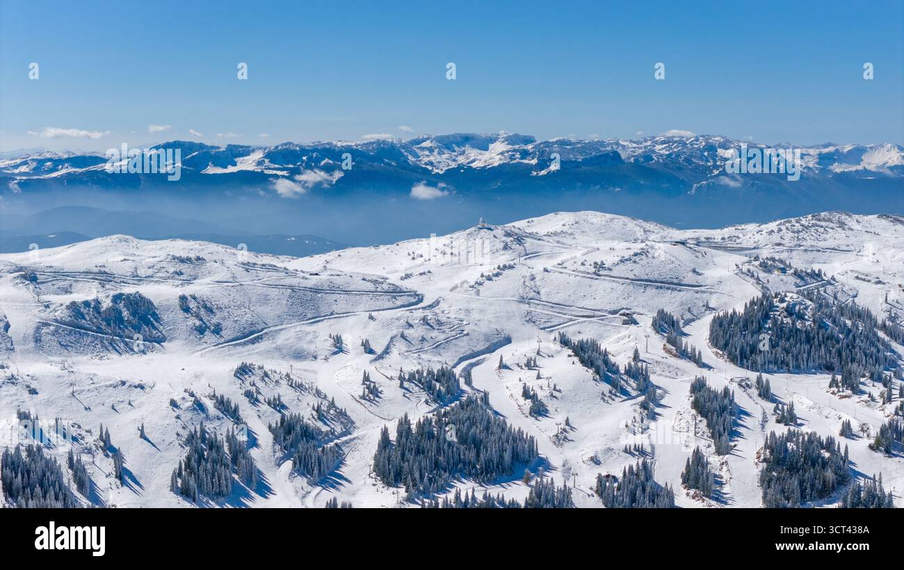 Atemberaubendes, schneebedecktes Panorama auf das obere Skigebiet Jahorinas und an einem hellen Wintertag aus der Luft erfasste Grate Stockfoto