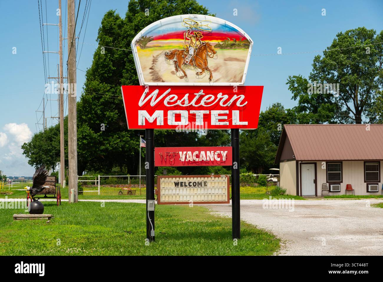 Vinita, Oklahoma - USA - 18. Juni 2025: Neonschild vom historischen Western Motel, das erstmals in den 1950er Jahren an der Route 66 in Vinita, Okla eröffnet wurde Stockfoto