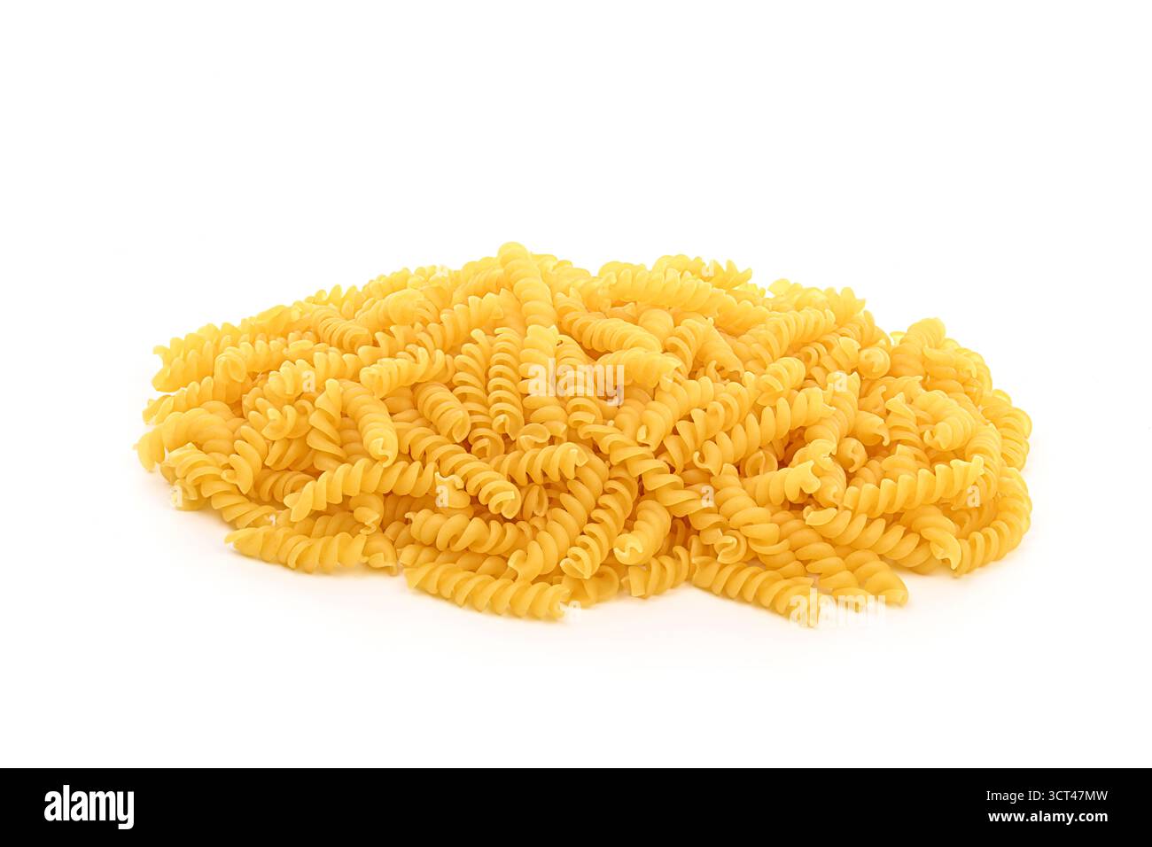 Ein Haufen gelbe Nudeln mit weißem Hintergrund. Die Pasta ist lang und dünn und sieht aus, als wäre sie in kleine Stücke geschnitten worden Stockfoto