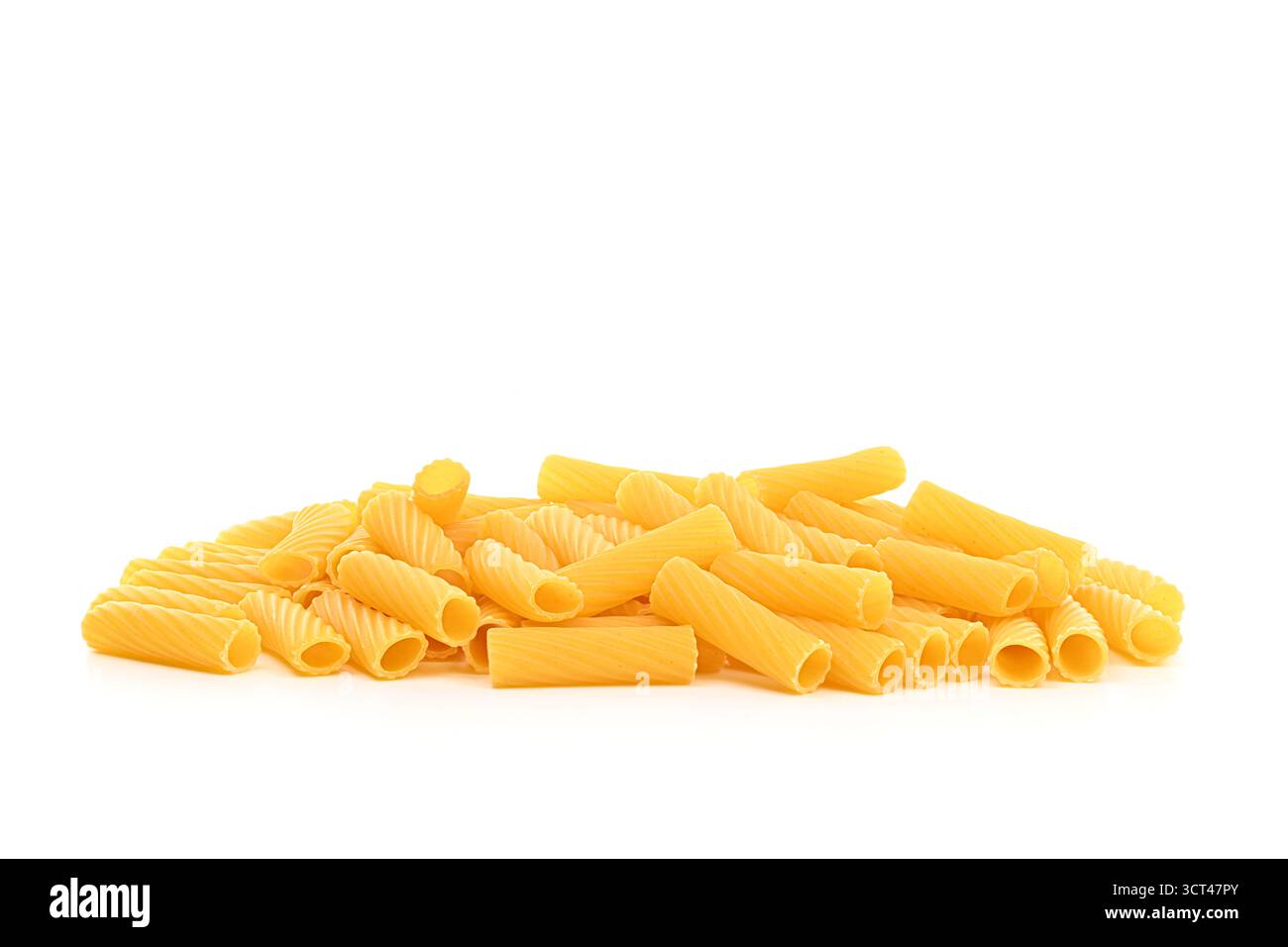 Ein Haufen gelbe Nudeln auf weißem Hintergrund. Die Pasta ist lang und dünn und sieht aus, als wäre sie in kleine Stücke geschnitten worden Stockfoto