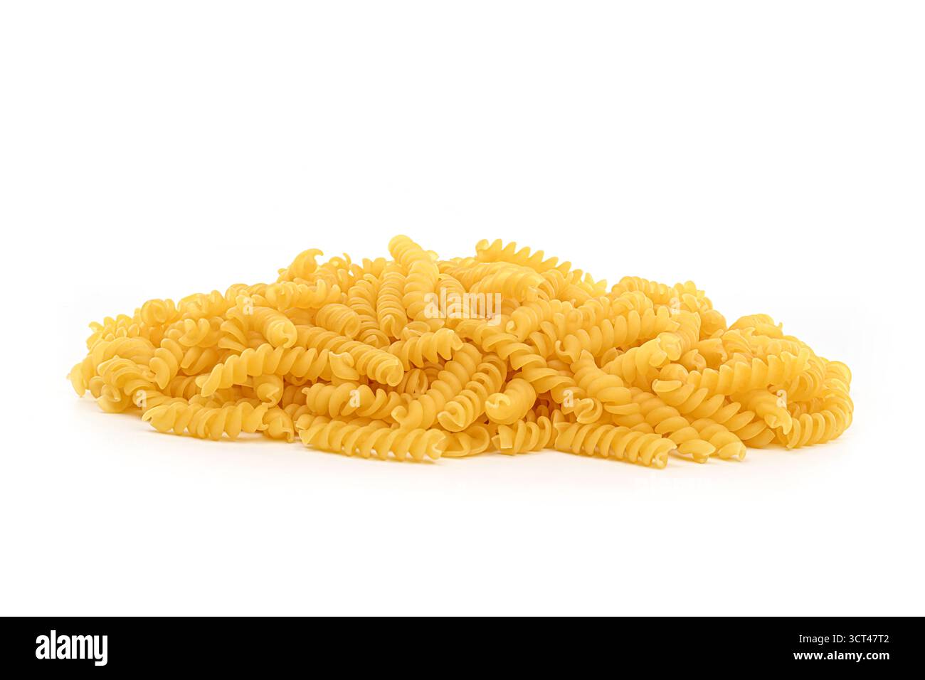 Ein Haufen gelbe Nudeln mit weißem Hintergrund. Die Pasta ist lang und dünn und sieht aus, als wäre sie in kleine Stücke geschnitten worden Stockfoto