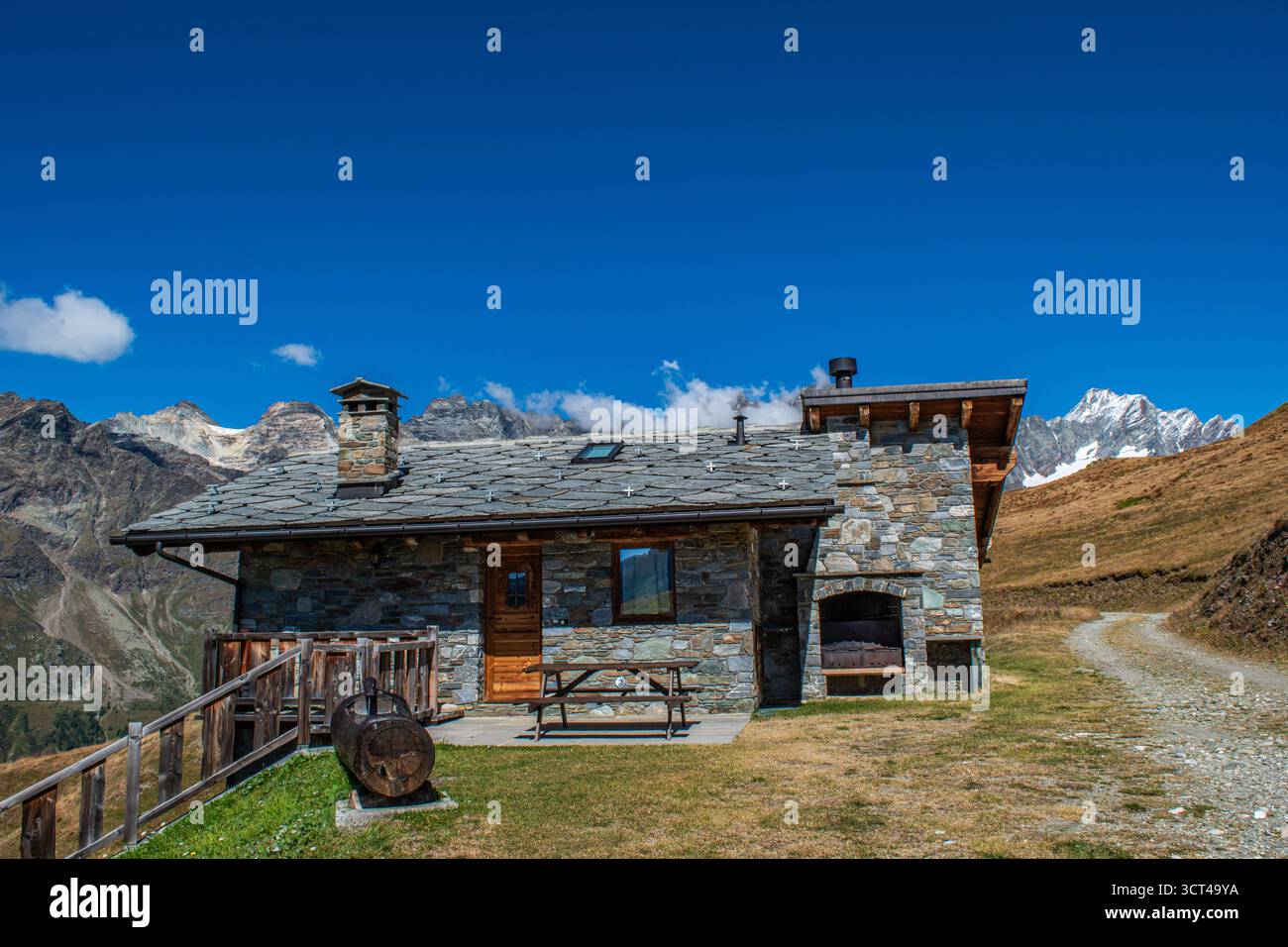 Von Cervinia nach Cheneil, einer charmanten Stadt in der Gemeinde Valtournenche Stockfoto