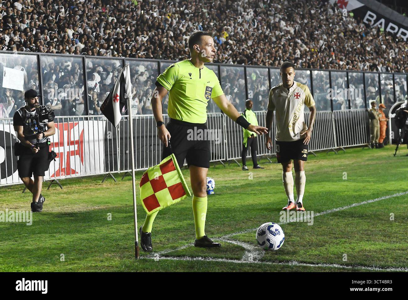 Rio de Janeiro, Brasilien, 24. September 2025. Fußballschiedsrichter beim Spiel Vasco gegen Bahia für den Brasilien-Cup 2025 im Stadion São Januário. Stockfoto