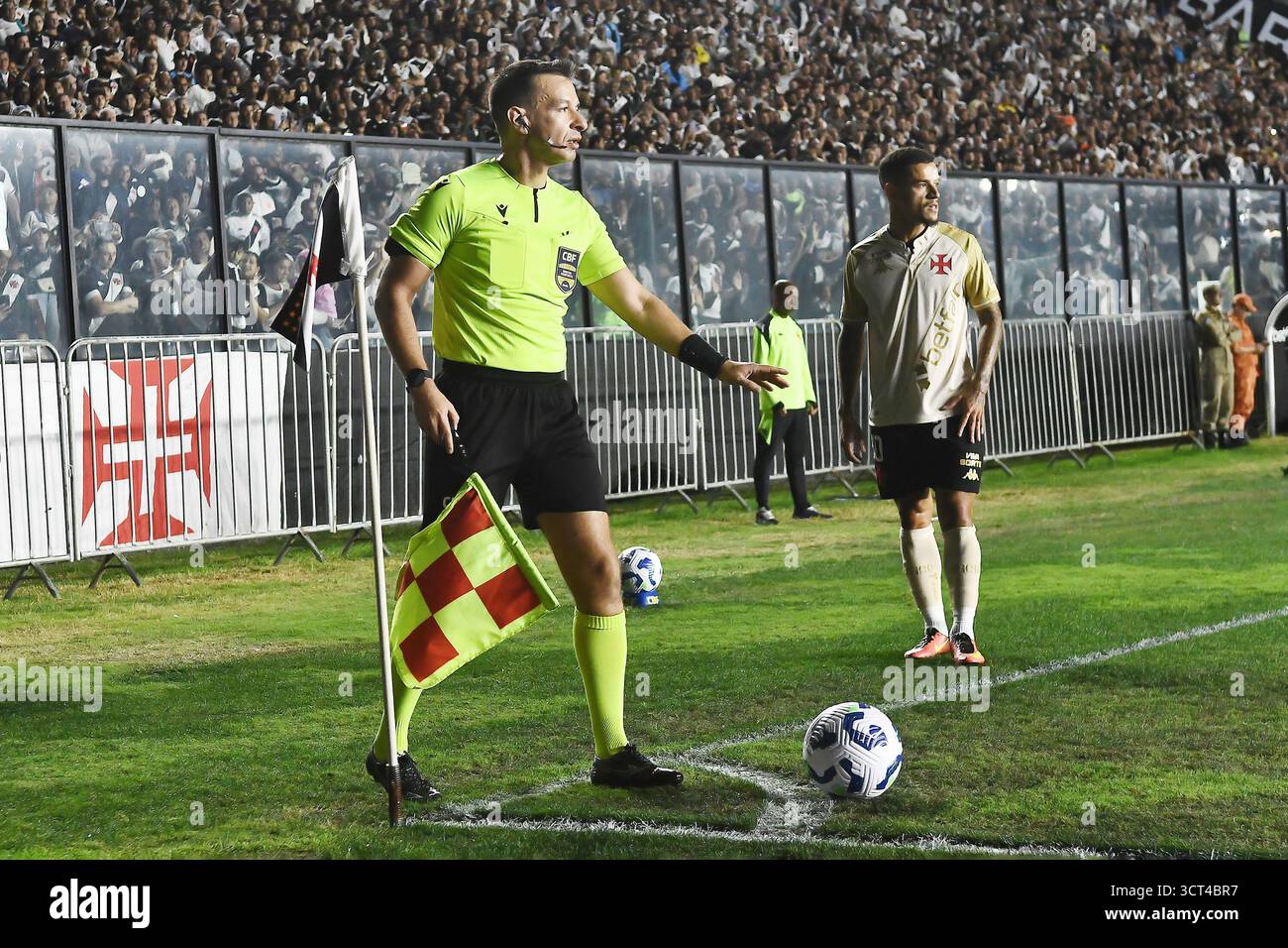 Rio de Janeiro, Brasilien, 24. September 2025. Fußballschiedsrichter beim Spiel Vasco gegen Bahia für den Brasilien-Cup 2025 im Stadion São Januário. Stockfoto
