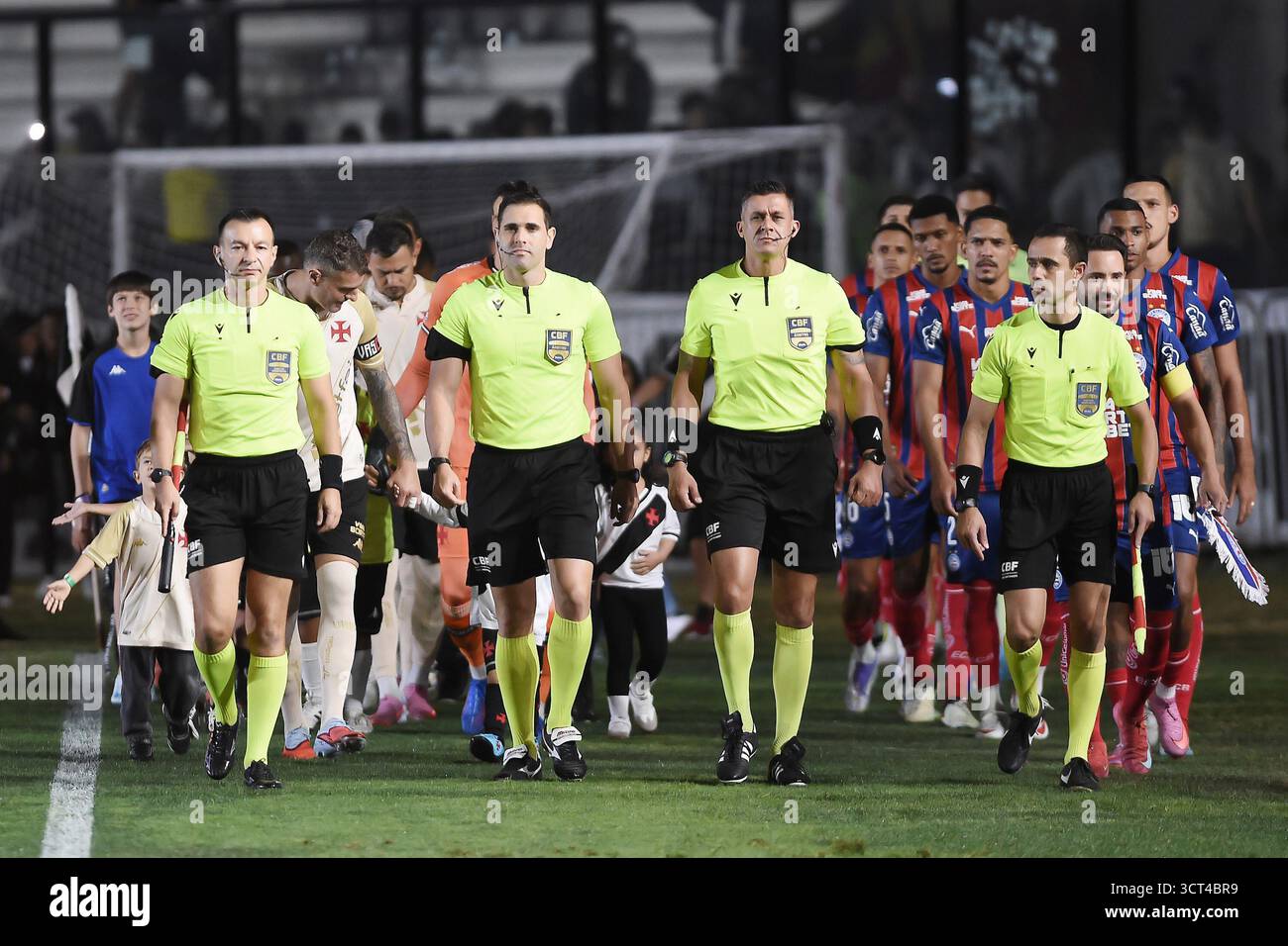 Rio de Janeiro, Brasilien, 24. September 2025. Fußballschiedsrichter beim Spiel Vasco gegen Bahia für den Brasilien-Cup 2025 im Stadion São Januário. Stockfoto