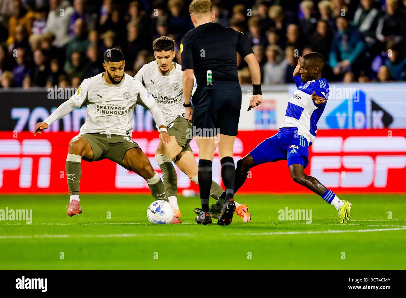 Zwolle: Ismael Saibari von PSV Eindhoven, Jamiro Monteiro von PEC Zwolle während der acht Wettkampfrunde der Eredivisie Saison 2025/2026. Das Spiel findet am 4. Oktober 2025 im Mac3Park Stadion in Zwolle statt. (VK Sportphoto/Raymond Smit) Stockfoto
