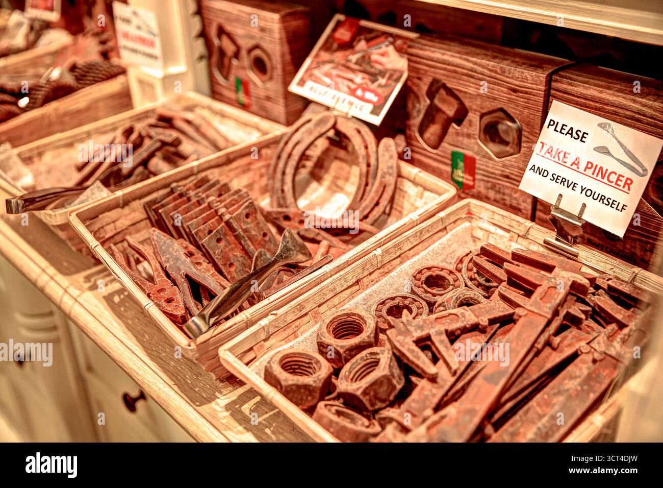 Verschiedene belgische Pralinen und Pralinen werden in einem Konditorgeschäft in Brügge ausgestellt, die Handwerkskunst und lokale Süßherstellungstradition hervorheben Stockfoto