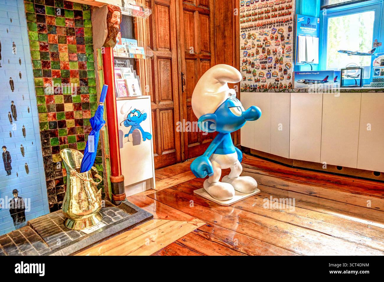 Farbenfrohe Innenausstattung mit einer Schlumpf-Statue in einem Comic-Shop, in dem belgische Popkultur und klassische Zeichentrickkunst in Brügge gefeiert werden Stockfoto