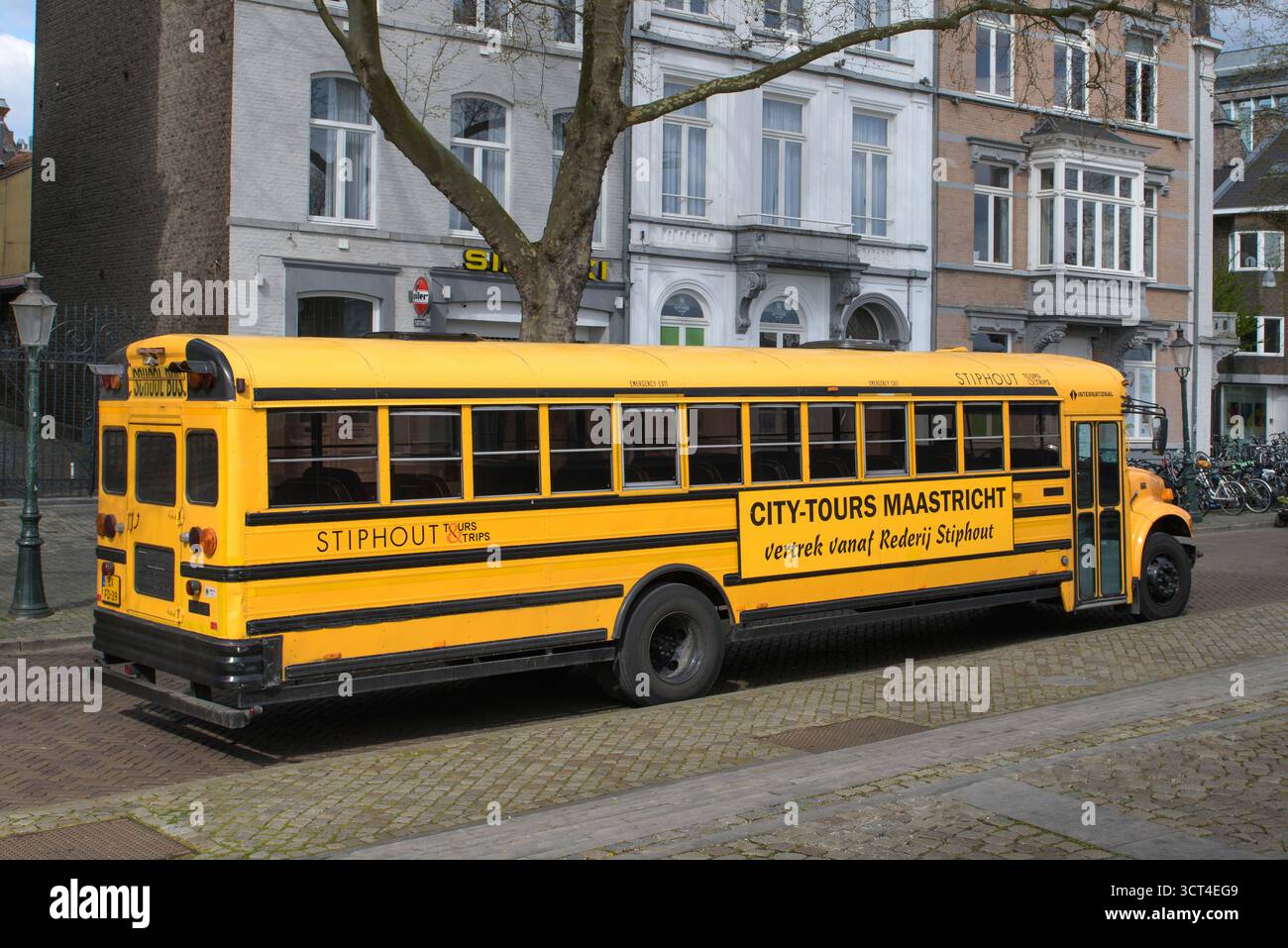 Maastricht. Limburg - Niederlande 10-04-2022. Klassischer gelber Schulbus, angepasst für Touristenausflüge in Maastricht Stockfoto