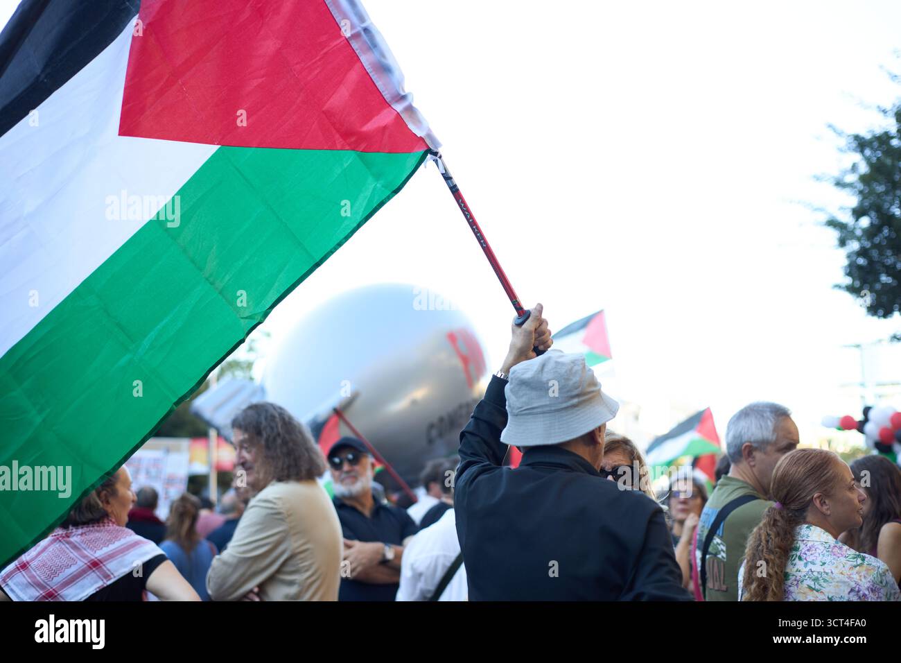 Madrid, Spanien. Oktober 2025. Demonstranten nehmen am 4. Oktober 2025 an einem pro-palästinensischen marsch in Madrid teil. Die Demonstration zwischen Atocha und Callao forderte ein Ende des Waffenhandels und der diplomatischen Beziehungen mit Israel und forderte Gerechtigkeit und das Recht auf Rückkehr für das palästinensische Volk. Quelle: Paula González/Alamy Live News Stockfoto