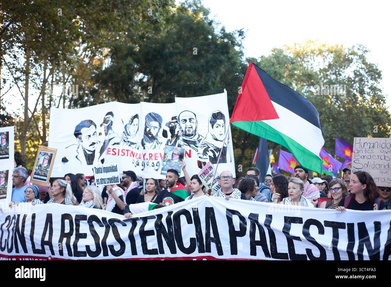 Madrid, Spanien. Oktober 2025. Demonstranten nehmen am 4. Oktober 2025 an einem pro-palästinensischen marsch in Madrid teil. Die Demonstration zwischen Atocha und Callao forderte ein Ende des Waffenhandels und der diplomatischen Beziehungen mit Israel und forderte Gerechtigkeit und das Recht auf Rückkehr für das palästinensische Volk. Quelle: Paula González/Alamy Live News Stockfoto
