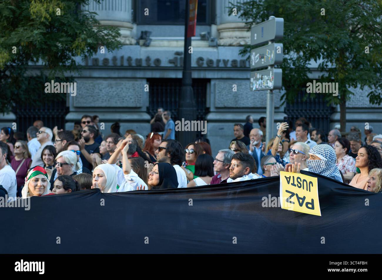 Madrid, Spanien. Oktober 2025. Demonstranten nehmen am 4. Oktober 2025 an einem pro-palästinensischen marsch in Madrid teil. Die Demonstration zwischen Atocha und Callao forderte ein Ende des Waffenhandels und der diplomatischen Beziehungen mit Israel und forderte Gerechtigkeit und das Recht auf Rückkehr für das palästinensische Volk. Quelle: Paula González/Alamy Live News Stockfoto